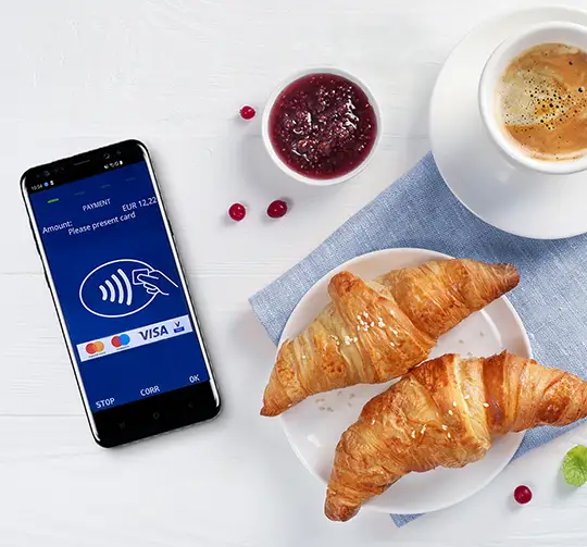 Kaffee, zwei Croissants und Marmelade – bezhalt mit Computop PhonePOS