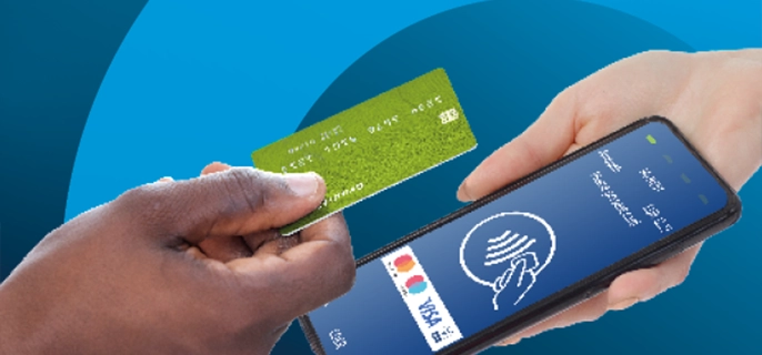 Teaserbild PhonePOS Broschüre, das eine kontaktlose Kartenzahlung an einem Computop PhonePOS zeigt