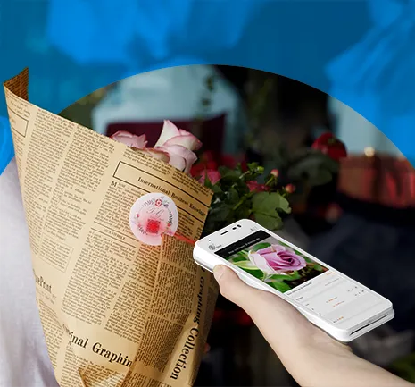 Teaserbild POS Terminals: Eine Verkäuferin scannt das Presischild eines Blumenstraußes mit einem A77 Terminal.